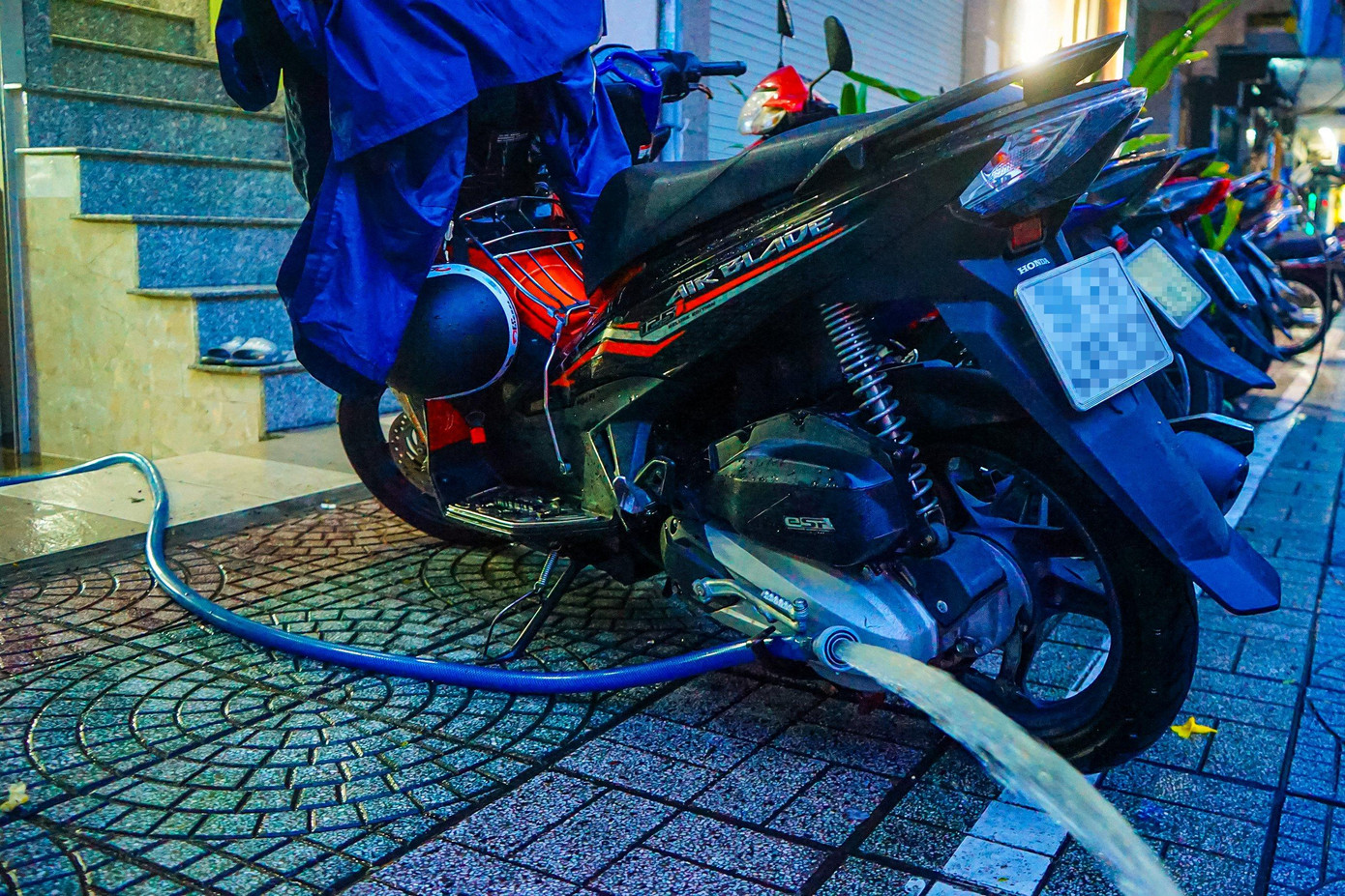 Chủ nhà này phải dùng máy bơm công suất lớn để bơm nước ra khỏi hầm để xe của mình. Một người dân sinh sống đường Calmette, Quận 1 cho hay: "Cơn mưa chiều nay rất lớn nên đường ngập rất nhanh làm cho tôi và nhiều người trở tay không kịp nên bây giờ bắt buộc phải chờ nước rút rồi dùng xô tát nước ra, chứ bây giờ dù có dùng máy bơm cũng không thể nào bơm nước ra ngoài ngay được".