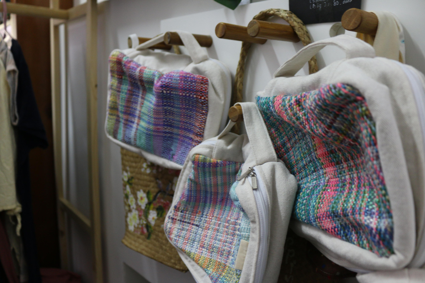 Những chiếc túi được đan, dệt từ túi nylon tái chế.