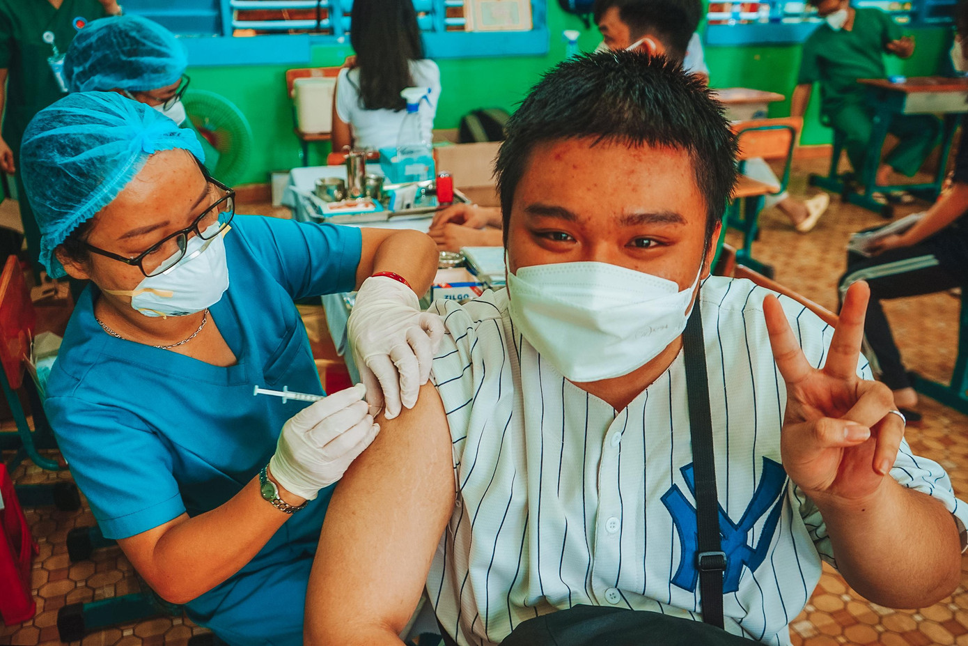 “Em rất vui vì đã được tiêm xong 2 mũi vắc xin phòng dịch. Khi ra đường em cũng yên tâm hơn rất nhiều, em hy vọng sớm được trở lại trường để học trực tiếp để chuẩn bị ôn thi tốt nghiệp chứ học trực tuyến em rất khó hiểu bài”- em Lâm Chí Nghĩa, học sinh lớp 12 chia sẻ.