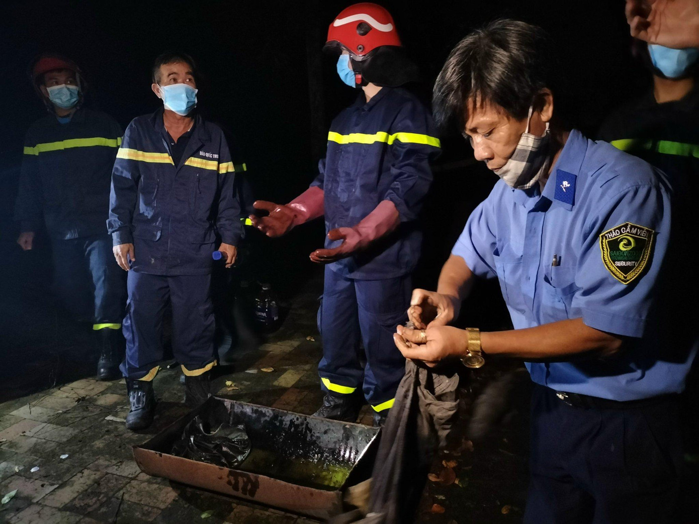 Do đây là loài ong nguy hiểm, khó xử lý nên công tác chuẩn bị được tiến hành kỹ lưỡng.