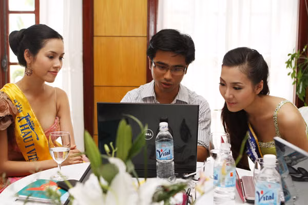 Hai Á hậu trả lời câu hỏi của bạn đọc 