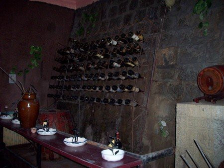 Nhiều loại rượu nổi tiếng thế giới đã được lưu giữ tại đây