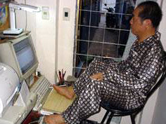 Hằng ngày, thầy Ký vẫn miệt mài ngồi sáng tác, gõ qua máy tính. Ảnh: Lao Động.