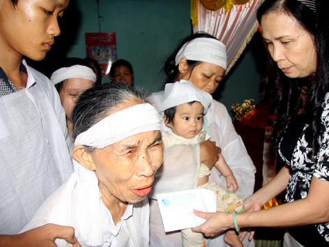 Chị Nguyễn Thị Thanh Minh – Phó Chủ tịch Hội LHPN Đà Nẵng trao tiền từ thiện cho gia đình chị Trần Thị Yên. Ảnh: Nguyễn Thành 