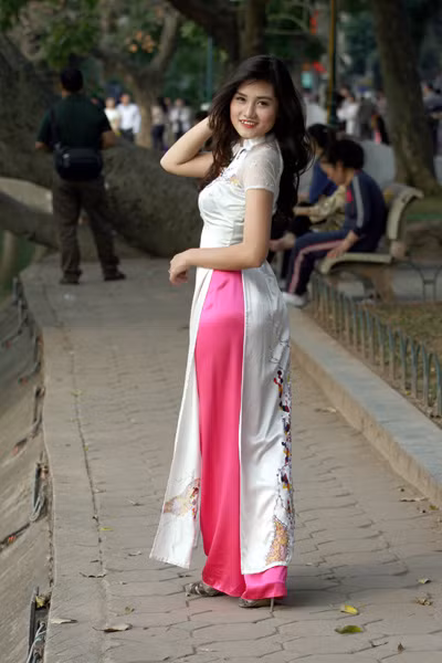 Bên hồ Hoàn Kiếm (Hà Nội)