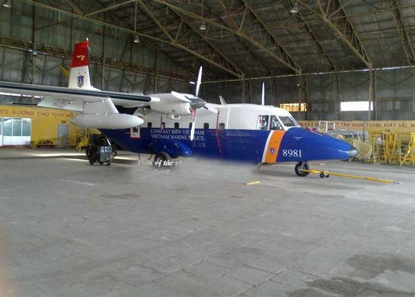 Máy bay trang bị hai động cơ tuốc bin cánh quạt TPE-331-12JR-701C cho phép đạt tốc độ khoảng 370km/h, tầm bay 1.811km, trần bay 7.295m. Do đó tạo ra khả năng cơ động tuyệt vời cho nhiệm vụ giám sát trên biển hoặc trên đất liền. Đây cũng là loại máy bay thích ứng tốt với các điều kiện nhiệt độ, khí hậu và thời tiết