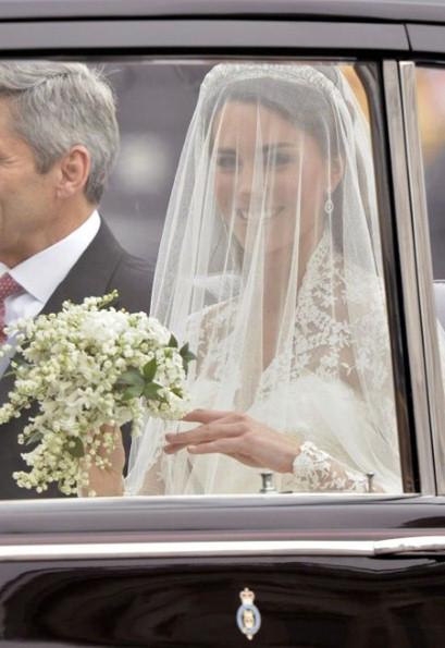 Trang Thời trang tờ Điện tín Anh cảm thán, chiếc váy cưới sang trọng, thời trang và hệt như một chiếc váy cổ tích. Chiếc váy thật thích hợp với một công nương do được kết hợp với phong cách của công chúa hiện đại thế kỉ 20 của Grace Kelly từng thiết kế cho cố công nương Diana – mẹ chồng Kate. Váy cưới không dây, lót ngực thời Victoria, khít eo và đuôi vét quét dài. Khoác phía ngoài là một chiếc áo ren thủ công. Tay áo dài, kiểu thời Trung cổ, chất liệu thân váy gồm ngà và xa-tanh trắng Chiếc váy cưới được hội tụ nhiều tính kế thừa của những chiếc váy cưới nơi Hoàng gia cũng như mang tính lịch sử riêng của nó. Nhóm học sinh trường May thêu Hoàng gia thực hiện bằng tay tại Cung điện Hampton. Kĩ năng thêu ren xuất phát từ Ai-len những năm 20 thế kỉ 19. Ren thêu hình hoa hồng, cúc đại đóa, thủy tiên, nhành lá dương xỉ. Họa tiết này được thể hiện trong đôi giày và tấm voan đội đầu của cô đâu. Đuôi voan dài 3 mét. Vương miện đội đầu Kate được sản xuất từ năm 1936 và được thừa kế lại từ Hoàng gia. Khuyên tai được kết từ kim cương hình chiếc lá sổi, niềm cảm hứng từ thành viên của gia đình Middleton, rất hợp đôi cùng chiếc vương miện. Shane Connelly thể hiện thông điệp từ những loài hoa gắn kết bó hoa cô dâu ôm, gồm nhiều loài hoa: biểu tượng cho hạnh phúc, lịch thiệp, tình yêu vĩnh hằng, chung thủy, đam mê và một cuộc sống hôn nhân tràn ngập tình yêu. Những chiếc váy phù dâu cũng do Sarah Burton (hãng Alexander McQueen) thiết kế, có kết xếp nếp bằng xa-tanh, trắng ngà, cùng chi tiết ren giống như váy cô dâu. Những chiếc váy của các bé gái xinh xắn cũng được thiết kế đầy tinh tế Kể từ lúc đôi uyên ương Will – Kate tuyên bố lễ thành hôn, các nhà thiết kế thời trang đã vào cuộc đua giành quyền sáng tạo váy cưới cho Lễ cưới hoàng gia. Sarah Burton đã chiến thắng. 35 tuổi, nhà thiết kế lừng lẫy sinh ra tại thành phố Manchester, hiện Sarah Burton đang là giám đốc sáng tạo thương hiệu Alexander McQueen hồi tháng 5 năm ngoái. Cô đã hoạt động 12 năm liên tục trong nghề. Trang Thời trang tờ Điện tín Anh cảm thán, chiếc váy cưới sang trọng, thời trang và hệt như một chiếc váy cổ tích. Chiếc váy thật thích hợp với một công nương do được kết hợp với phong cách của công chúa hiện đại thế kỉ 20 của Grace Kelly từng thiết kế cho cố công nương Diana – mẹ chồng Kate. Váy cưới không dây, lót ngực thời Victoria, khít eo và đuôi vét quét dài. Khoác phía ngoài là một chiếc áo ren thủ công. Tay áo dài, kiểu thời Trung cổ, chất liệu thân váy gồm ngà và xa-tanh trắng Chiếc váy cưới được hội tụ nhiều tính kế thừa của những chiếc váy cưới nơi Hoàng gia cũng như mang tính lịch sử riêng của nó. Nhóm học sinh trường May thêu Hoàng gia thực hiện bằng tay tại Cung điện Hampton. Kĩ năng thêu ren xuất phát từ Ai-len những năm 20 thế kỉ 19. Ren thêu hình hoa hồng, cúc đại đóa, thủy tiên, nhành lá dương xỉ. Họa tiết này được thể hiện trong đôi giày và tấm voan đội đầu của cô đâu. Đuôi voan dài 3 mét. Vương miện đội đầu Kate được sản xuất từ năm 1936 và được thừa kế lại từ Hoàng gia. Khuyên tai được kết từ kim cương hình chiếc lá sổi, niềm cảm hứng từ thành viên của gia đình Middleton, rất hợp đôi cùng chiếc vương miện. Shane Connelly thể hiện thông điệp từ những loài hoa gắn kết bó hoa cô dâu ôm, gồm nhiều loài hoa: biểu tượng cho hạnh phúc, lịch thiệp, tình yêu vĩnh hằng, chung thủy, đam mê và một cuộc sống hôn nhân tràn ngập tình yêu. Những chiếc váy phù dâu cũng do Sarah Burton (hãng Alexander McQueen) thiết kế, có kết xếp nếp bằng xa-tanh, trắng ngà, cùng chi tiết ren giống như váy cô dâu. Những chiếc váy của các bé gái xinh xắn cũng được thiết kế đầy tinh tế Kể từ lúc đôi uyên ương Will – Kate tuyên bố lễ thành hôn, các nhà thiết kế thời trang đã vào cuộc đua giành quyền sáng tạo váy cưới cho Lễ cưới hoàng gia. Sarah Burton đã chiến thắng. 35 tuổi, nhà thiết kế lừng lẫy sinh ra tại thành phố Manchester, hiện Sarah Burton đang là giám đốc sáng tạo thương hiệu Alexander McQueen hồi tháng 5 năm ngoái. Cô đã hoạt động 12 năm liên tục trong nghề.