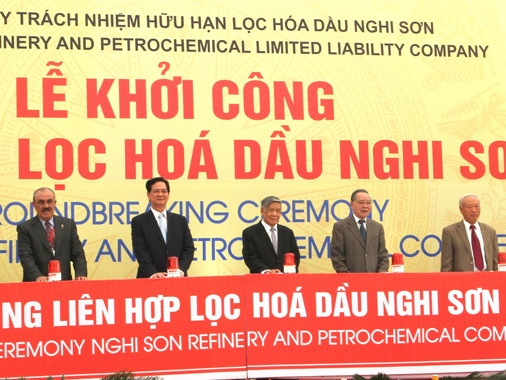 Thu hút đầu tư nước ngoài là một điểm sáng của nền kinh tế trong 10 tháng đầu năm. Trong ảnh: Lễ khởi công xây dựng Nhà máy Lọc hóa dầu Nghi Sơn có tổng vốn đầu tư 9 tỷ USD
