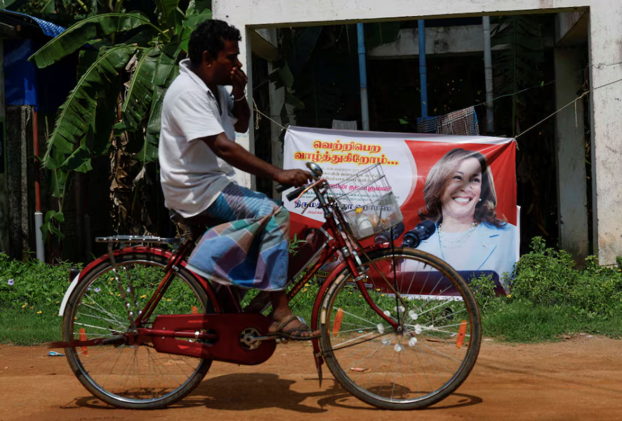 Một người đàn ông đạp xe ngang qua tấm áp phích in chân dung Phó Tổng thống Mỹ Kamala Harris tại Thulasendrapuram, nơi sinh của ông ngoại bà Harris, ngày 4/11. (Ảnh: Reuters) Một người đàn ông đạp xe ngang qua tấm áp phích in chân dung Phó Tổng thống Mỹ Kamala Harris tại Thulasendrapuram, nơi sinh của ông ngoại bà Harris, ngày 4/11. (Ảnh: Reuters)