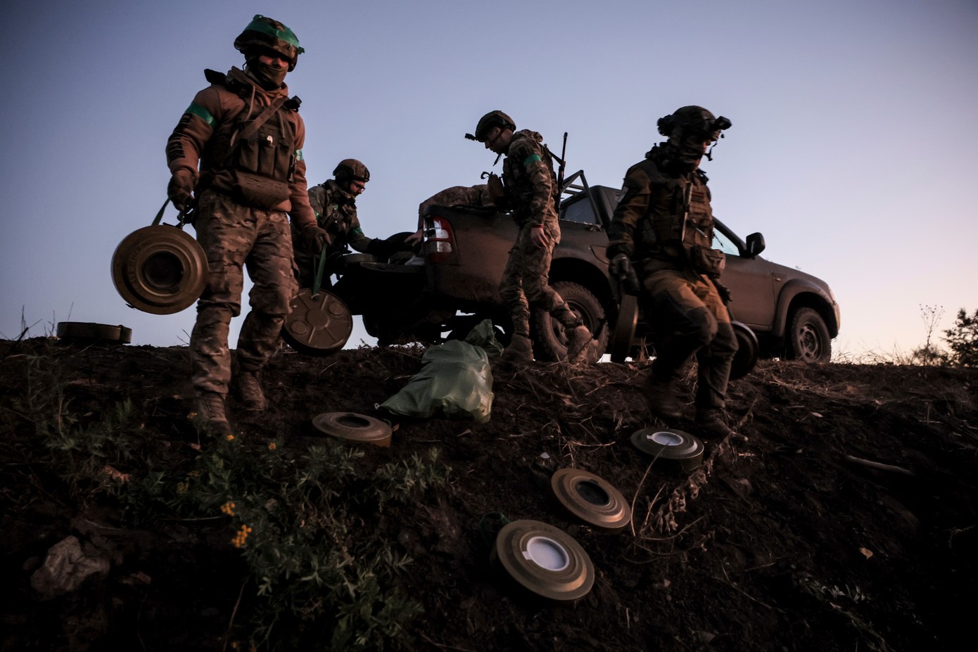 Lính thuộc Lữ đoàn cơ giới số 24 của Ukraine đang lắp đặt mìn chống tăng và chướng ngại vật dọc theo tiền tuyến gần thị trấn Chasiv Yar thuộc vùng Donetsk, ngày 30/10/2024. (Ảnh: AP)