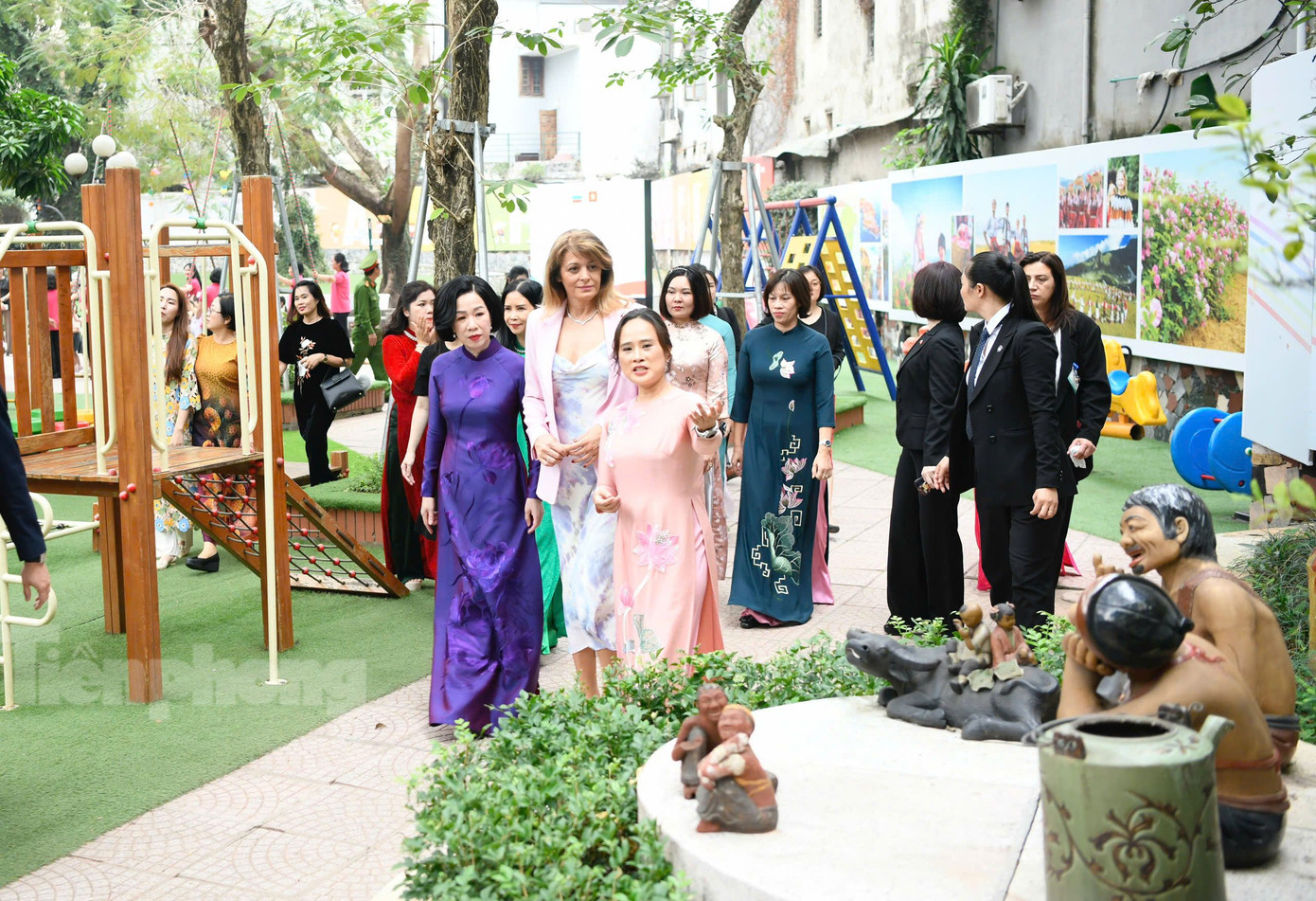Hai Phu nhân nghe giới thiệu về trường. (Ảnh: Như Ý) Hai Phu nhân nghe giới thiệu về trường. (Ảnh: Như Ý)