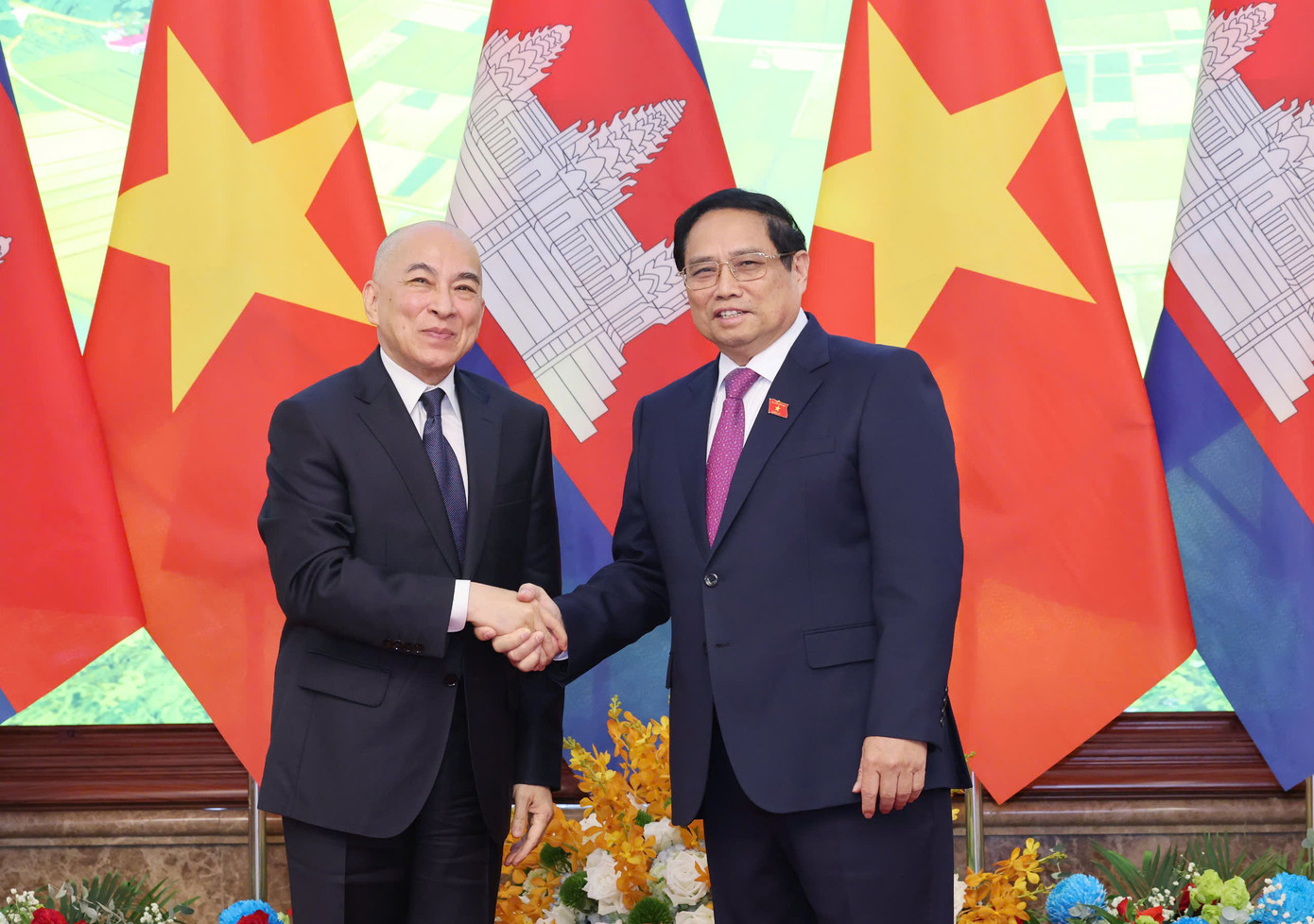 Thủ tướng Chính phủ Phạm Minh Chính tiếp kiến Quốc vương Campuchia Norodom Sihamoni. (Ảnh: Nhật Minh) Thủ tướng Chính phủ Phạm Minh Chính tiếp kiến Quốc vương Campuchia Norodom Sihamoni. (Ảnh: Nhật Minh)