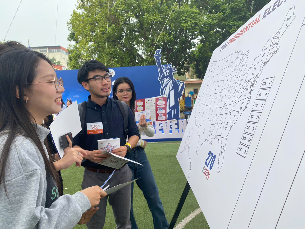 Các bạn sinh viên xem bản đồ bầu cử Mỹ tại sự kiện. (Ảnh: Thu Loan)