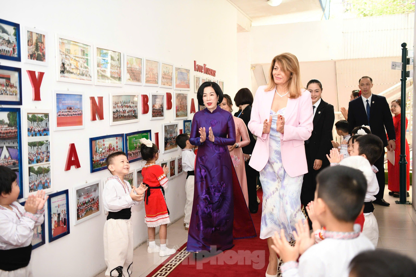 Hai Phu nhân thăm lớp Yanbibian. (Ảnh: Như Ý) Hai Phu nhân thăm lớp Yanbibian. (Ảnh: Như Ý)