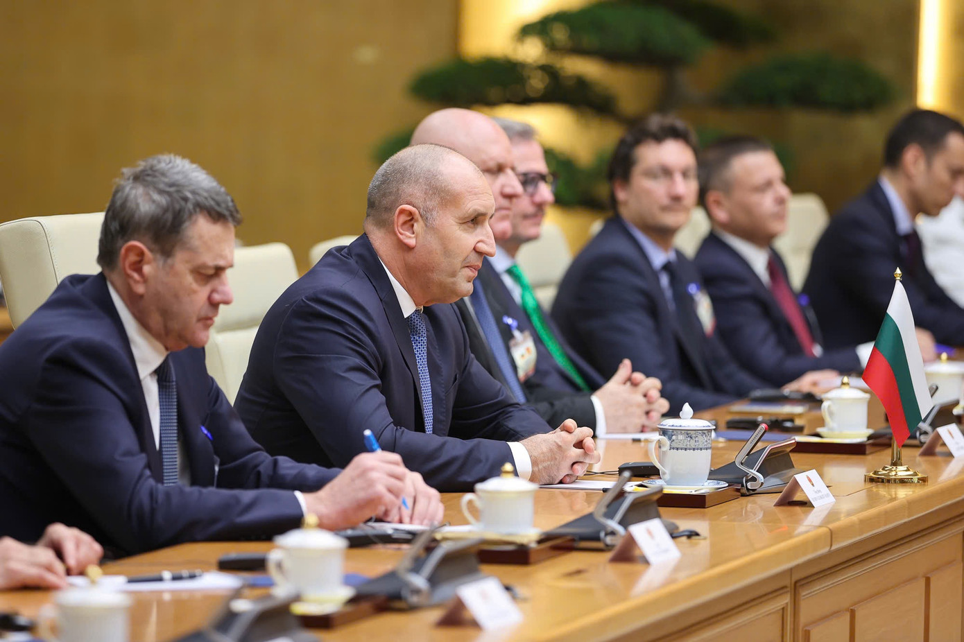 Tổng thống Rumen Radev và các quan chức cấp cao Bulgaria tại cuộc hội kiến. (Ảnh: Nhật Minh)