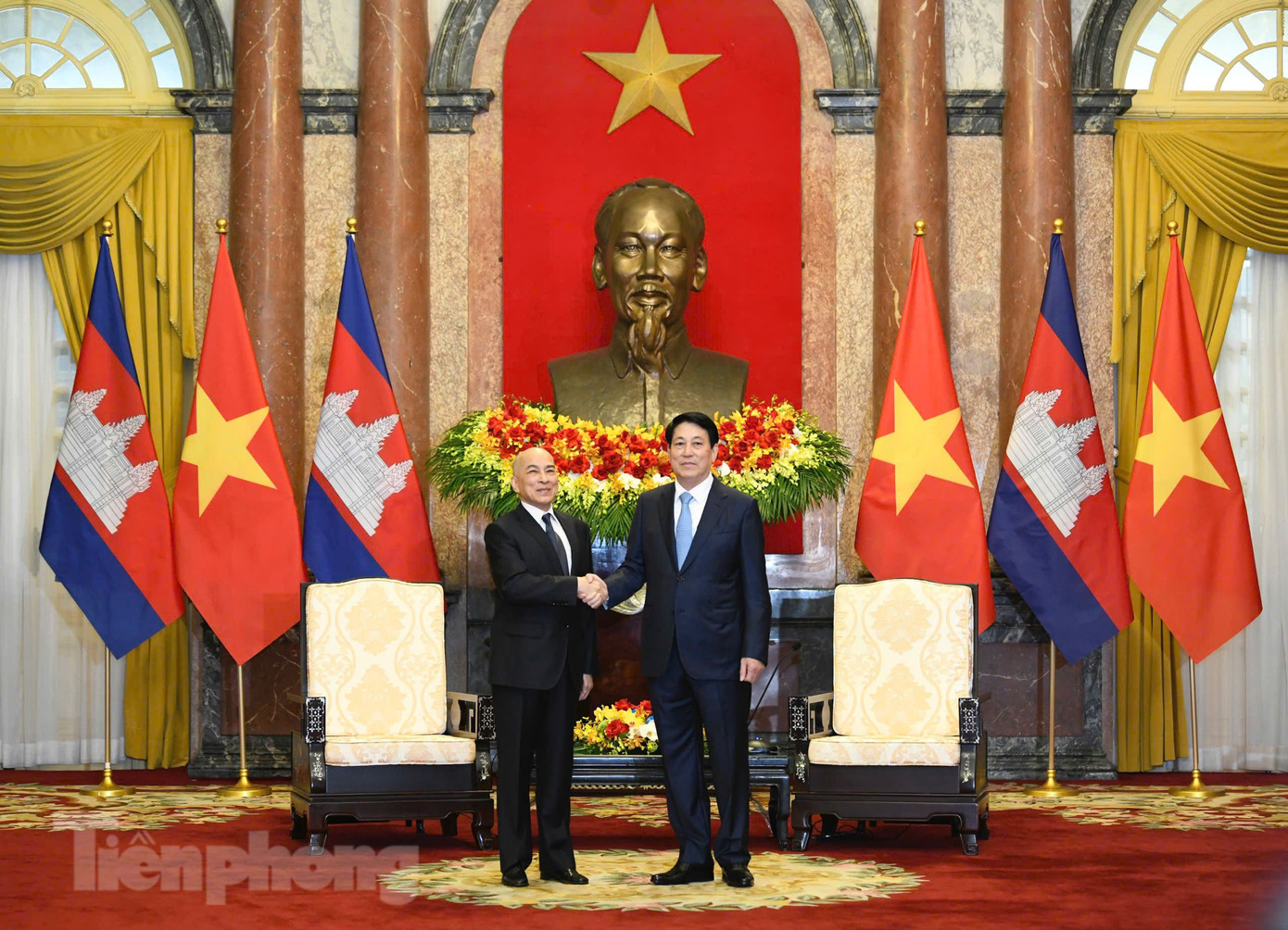 Chủ tịch nước Lương Cường và Quốc vương Campuchia chụp ảnh chung trước khi hội đàm. (Ảnh: Như Ý)