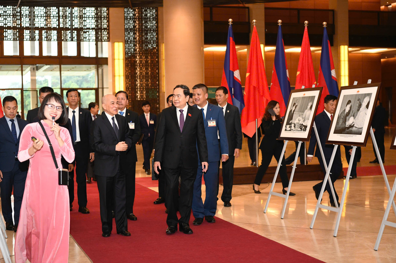 Chủ tịch Quốc hội Trần Thanh Mẫn cùng Quốc vương Campuchia xem những bức ảnh ghi lại các sự kiện quan trọng trong quan hệ Việt Nam – Campuchia. (Ảnh: Như Ý) Chủ tịch Quốc hội Trần Thanh Mẫn cùng Quốc vương Campuchia xem những bức ảnh ghi lại các sự kiện quan trọng trong quan hệ Việt Nam – Campuchia. (Ảnh: Như Ý)