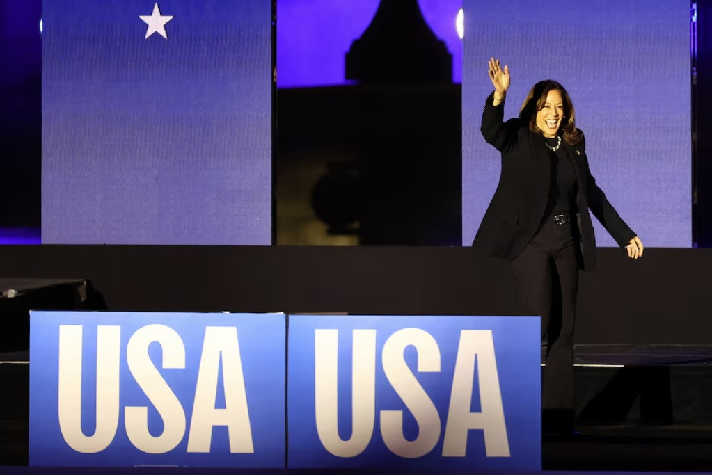 Bà Kamala Harris vẫy tay chào trên sân khấu ở Philadelphia. (Ảnh: Reuters) Bà Kamala Harris vẫy tay chào trên sân khấu ở Philadelphia. (Ảnh: Reuters)