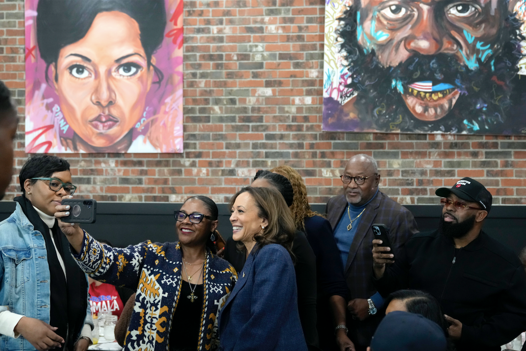 Bà Harris trong cuộc vận động ở Michigan ngày 3/11. (Ảnh: AP)