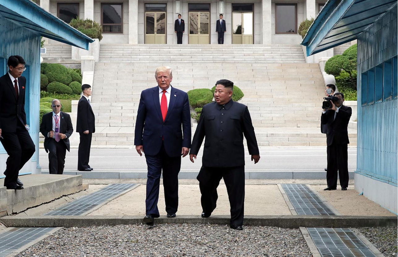 Ông Trump và Chủ tịch Triều Tiên Kim Jong Un trong lần gặp gỡ ở khu phi quân sự giữa Triều Tiên và Hàn Quốc. (Ảnh: Getty) Ông Trump và Chủ tịch Triều Tiên Kim Jong Un trong lần gặp gỡ ở khu phi quân sự giữa Triều Tiên và Hàn Quốc. (Ảnh: Getty)