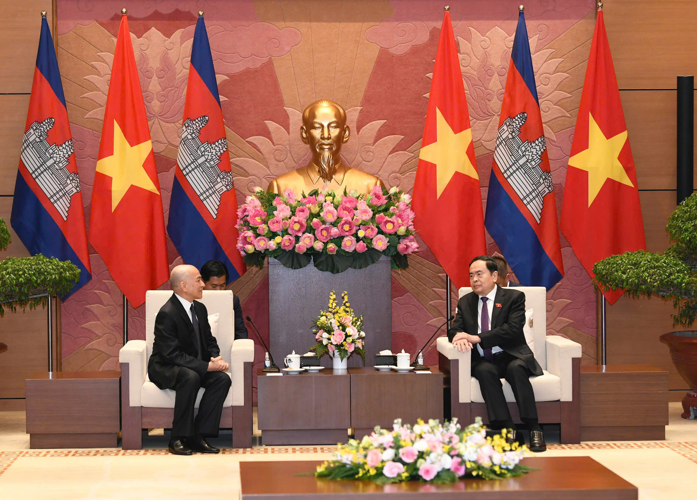 Chủ tịch Quốc hội Trần Thanh Mẫn tiếp kiến Quốc vương Campuchia Norodom Sihamoni. (Ảnh: Như Ý) Chủ tịch Quốc hội Trần Thanh Mẫn tiếp kiến Quốc vương Campuchia Norodom Sihamoni. (Ảnh: Như Ý)