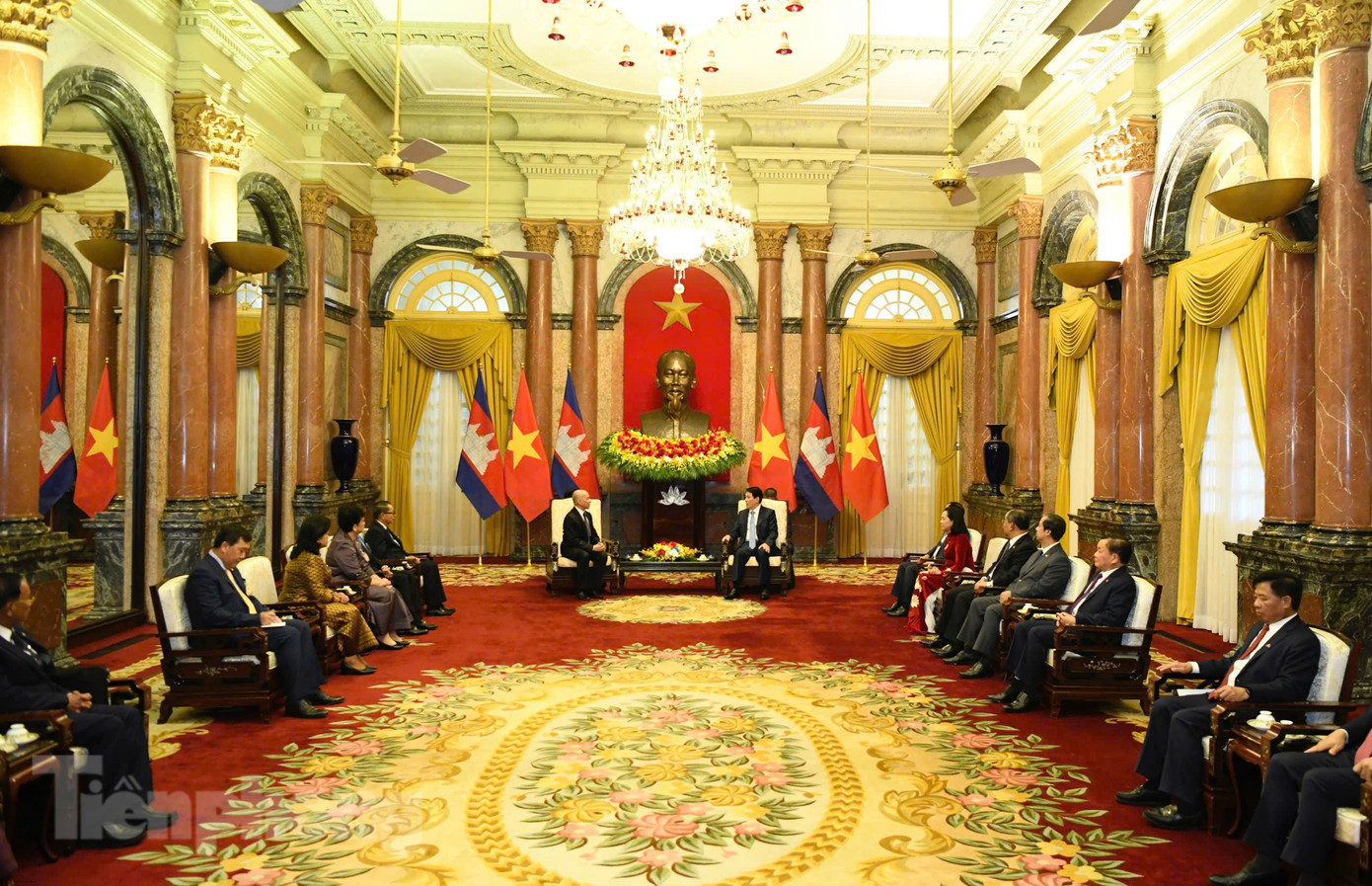 Chủ tịch nước Lương Cường và Quốc vương Campuchia cùng các quan chức cấp cao hai nước trong cuộc gặp tại Phủ Chủ tịch. (Ảnh: Như Ý)