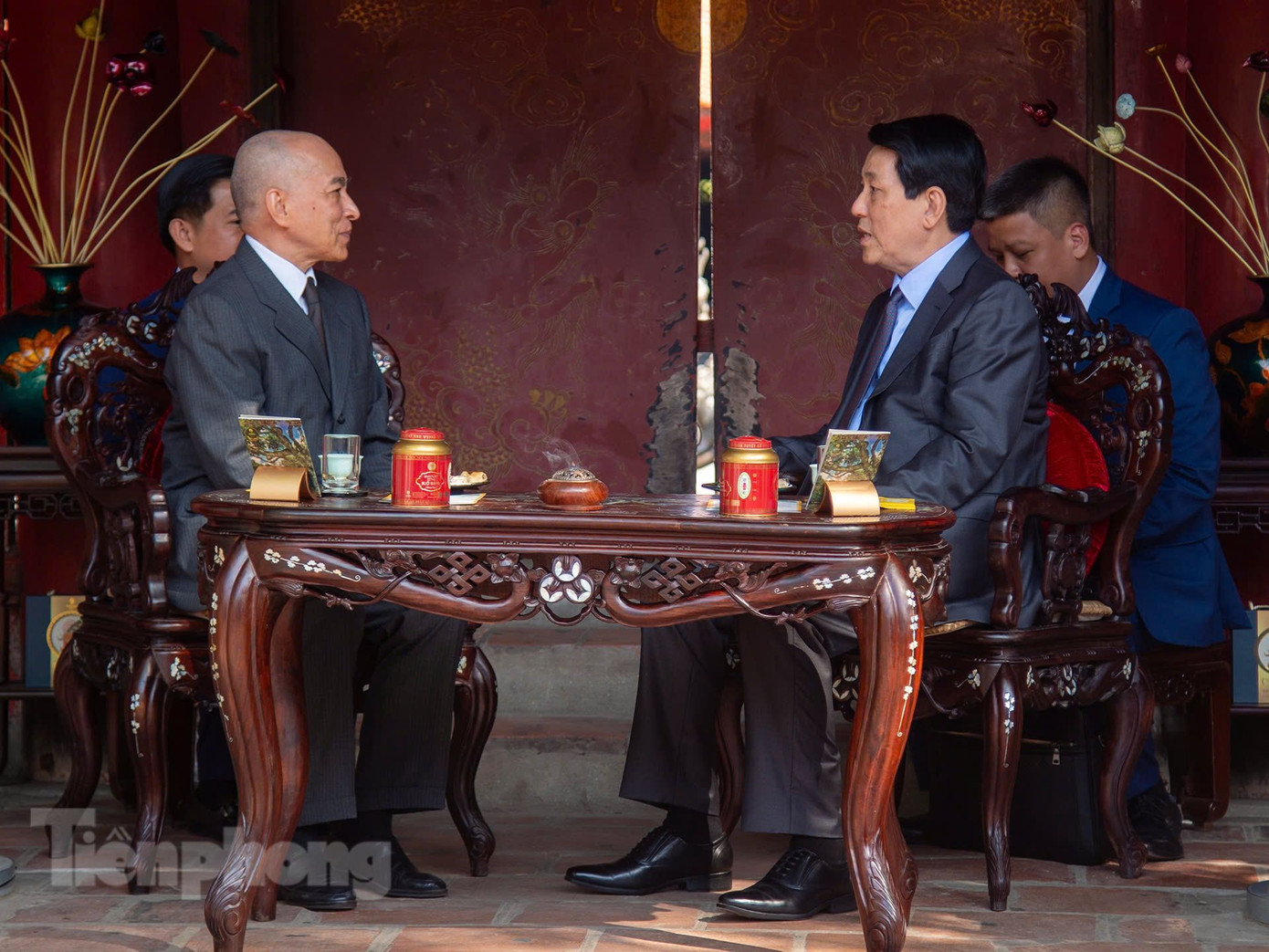 Chủ tịch nước Lương Cường và Quốc vương Campuchia Norodom Sihamoni thưởng trà và đàm đạo trong Văn Miếu - Quốc Tử Giám ngày 29/11. (Ảnh: Như Ý)