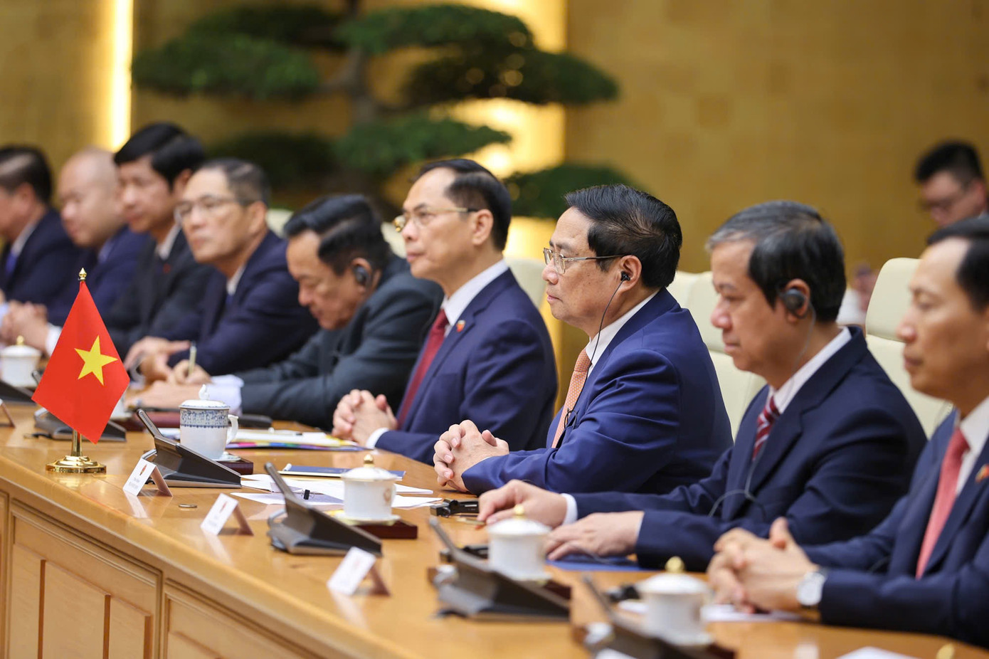 Thủ tướng Phạm Minh Chính và các quan chức cấp cao Việt Nam tại cuộc hội kiến. (Ảnh: Nhật Minh)