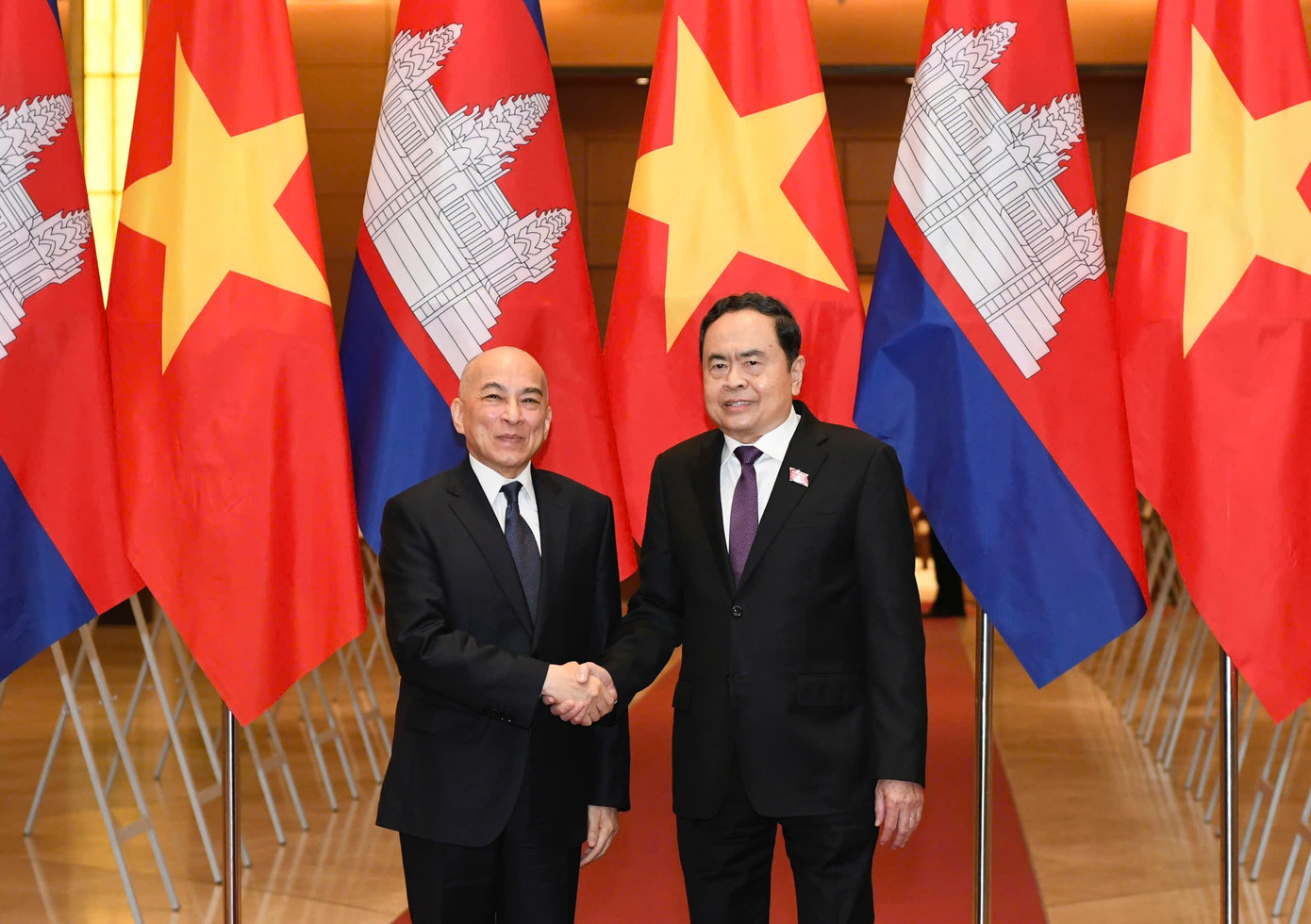 Chủ tịch Quốc hội Trần Thanh Mẫn chụp ảnh chung với Quốc vương Campuchia Norodom Sihamoni trước cuộc tiếp kiến, ngày 28/11. (Ảnh: Như Ý) Chủ tịch Quốc hội Trần Thanh Mẫn chụp ảnh chung với Quốc vương Campuchia Norodom Sihamoni trước cuộc tiếp kiến, ngày 28/11. (Ảnh: Như Ý)