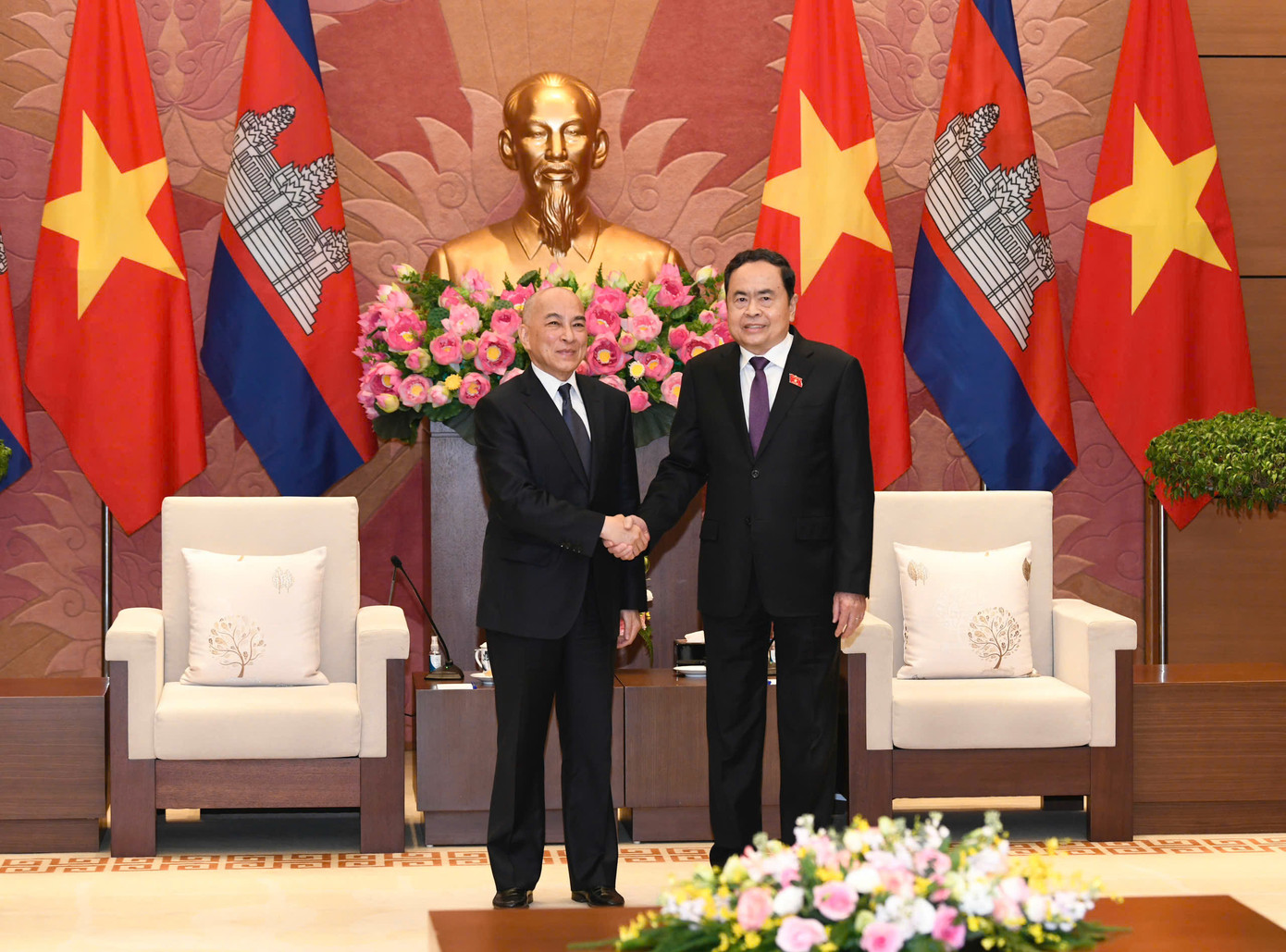 Chủ tịch Quốc hội Trần Thanh Mẫn chụp ảnh chung với Quốc vương Campuchia Norodom Sihamoni trước cuộc tiếp kiến, ngày 28/11. (Ảnh: Như Ý) Chủ tịch Quốc hội Trần Thanh Mẫn chụp ảnh chung với Quốc vương Campuchia Norodom Sihamoni trước cuộc tiếp kiến, ngày 28/11. (Ảnh: Như Ý)