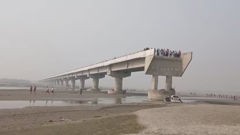 Ba nạn nhân thiệt mạng sau khi xe của họ lao qua cây cầu cụt. (Ảnh: X) Ba nạn nhân thiệt mạng sau khi xe của họ lao qua cây cầu cụt. (Ảnh: X)