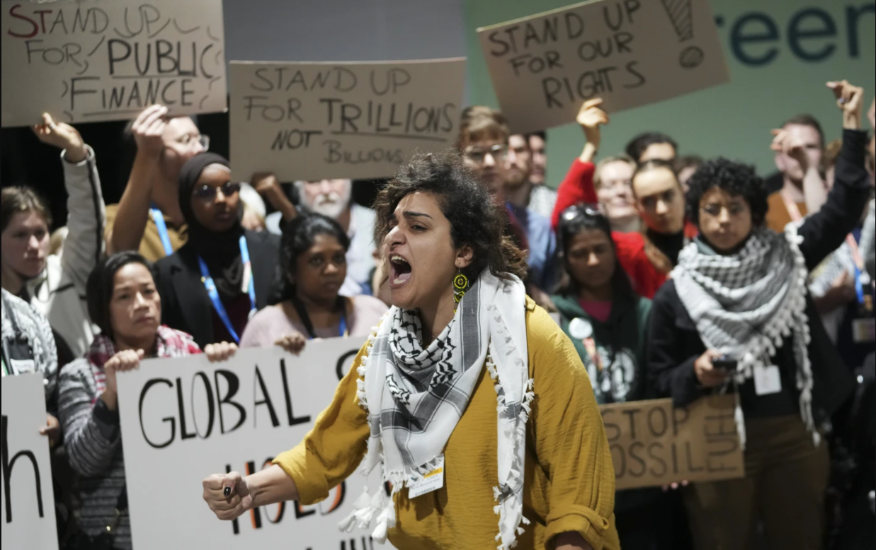 Các nhà hoạt động biểu tình tại hội nghị khí hậu COP29 ở Azerbaijan, ngày 23/11. (Ảnh: AP)