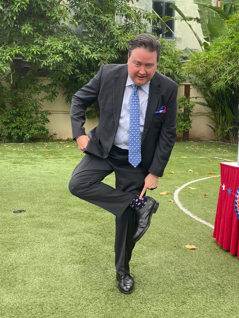 Đại sứ Knapper khoe đôi tất và cà vạt in hình quốc kỳ Mỹ. (Ảnh: Thu Loan)