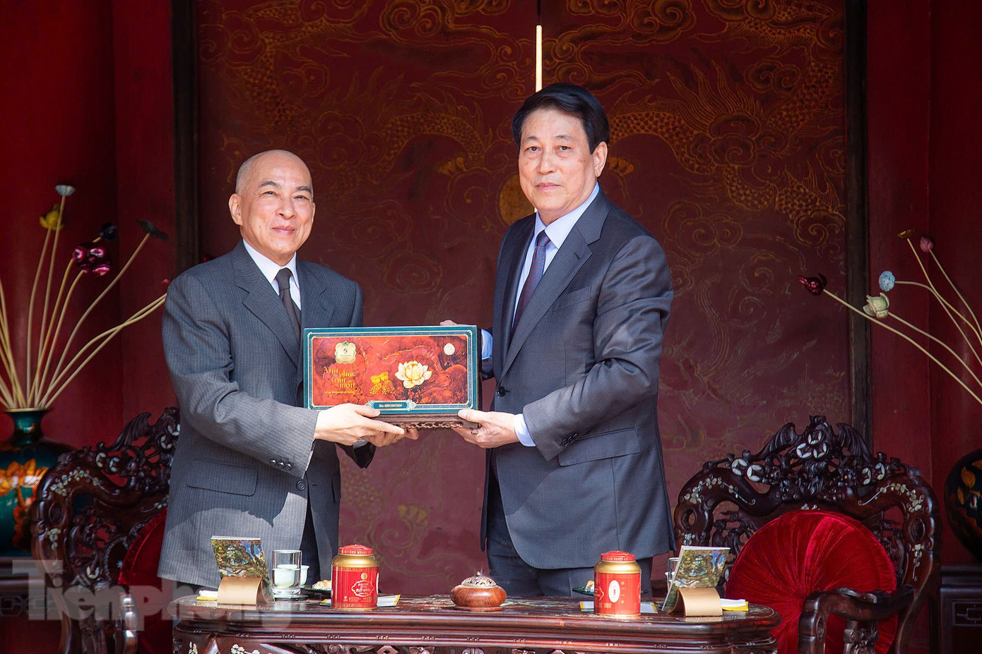 Chủ tịch nước Lương Cường tặng trà cho Quốc vương Campuchia Norodom Sihamoni. (Ảnh: Như Ý)