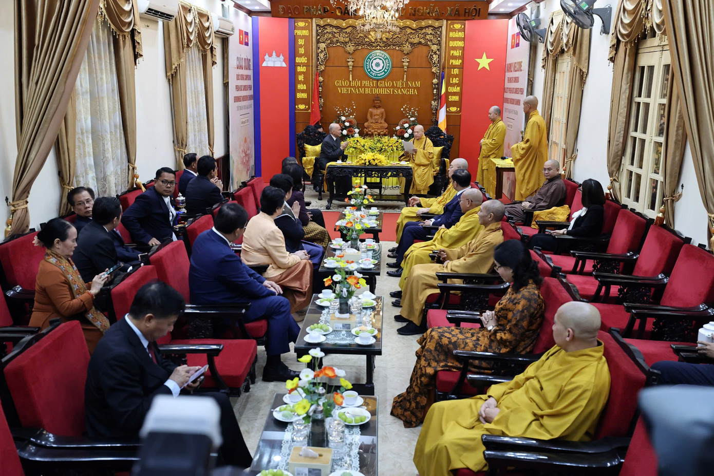 Quốc vương Campuchia Norodom Sihamoni trò chuyện với Trưởng lão Hòa thượng Thích Thiện Nhơn - Phó Pháp chủ, Chủ tịch Hội đồng Trị sự Trung ương Giáo hội Phật giáo Việt Nam. (Ảnh: Nhật Minh)