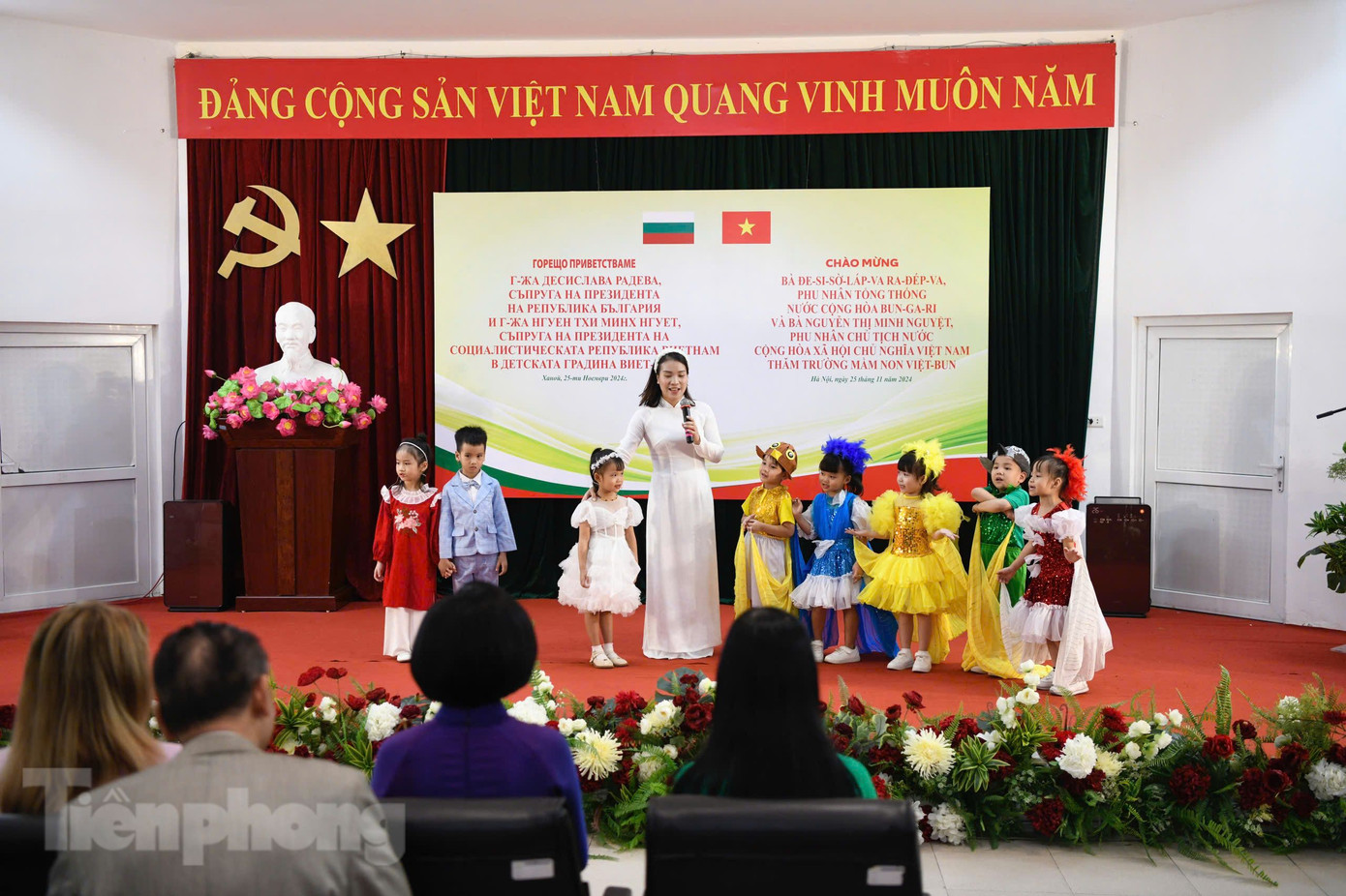 Hai Phu nhân xem các bé đóng kịch và diễn văn nghệ. (Ảnh: Như Ý) Hai Phu nhân xem các bé đóng kịch và diễn văn nghệ. (Ảnh: Như Ý)