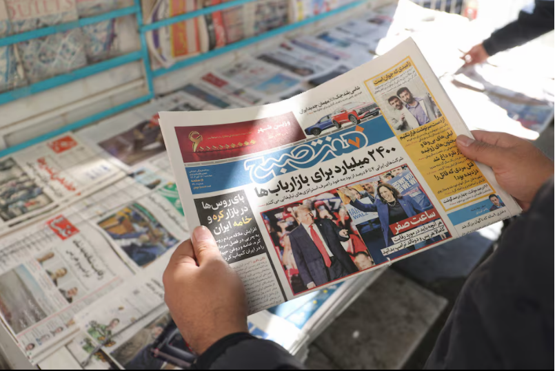 Một tờ báo Iran đăng tin bầu cử tổng thống Mỹ trên trang nhất trong số ra ngày 6/11. (Ảnh: Reuters) Một tờ báo Iran đăng tin bầu cử tổng thống Mỹ trên trang nhất trong số ra ngày 6/11. (Ảnh: Reuters)