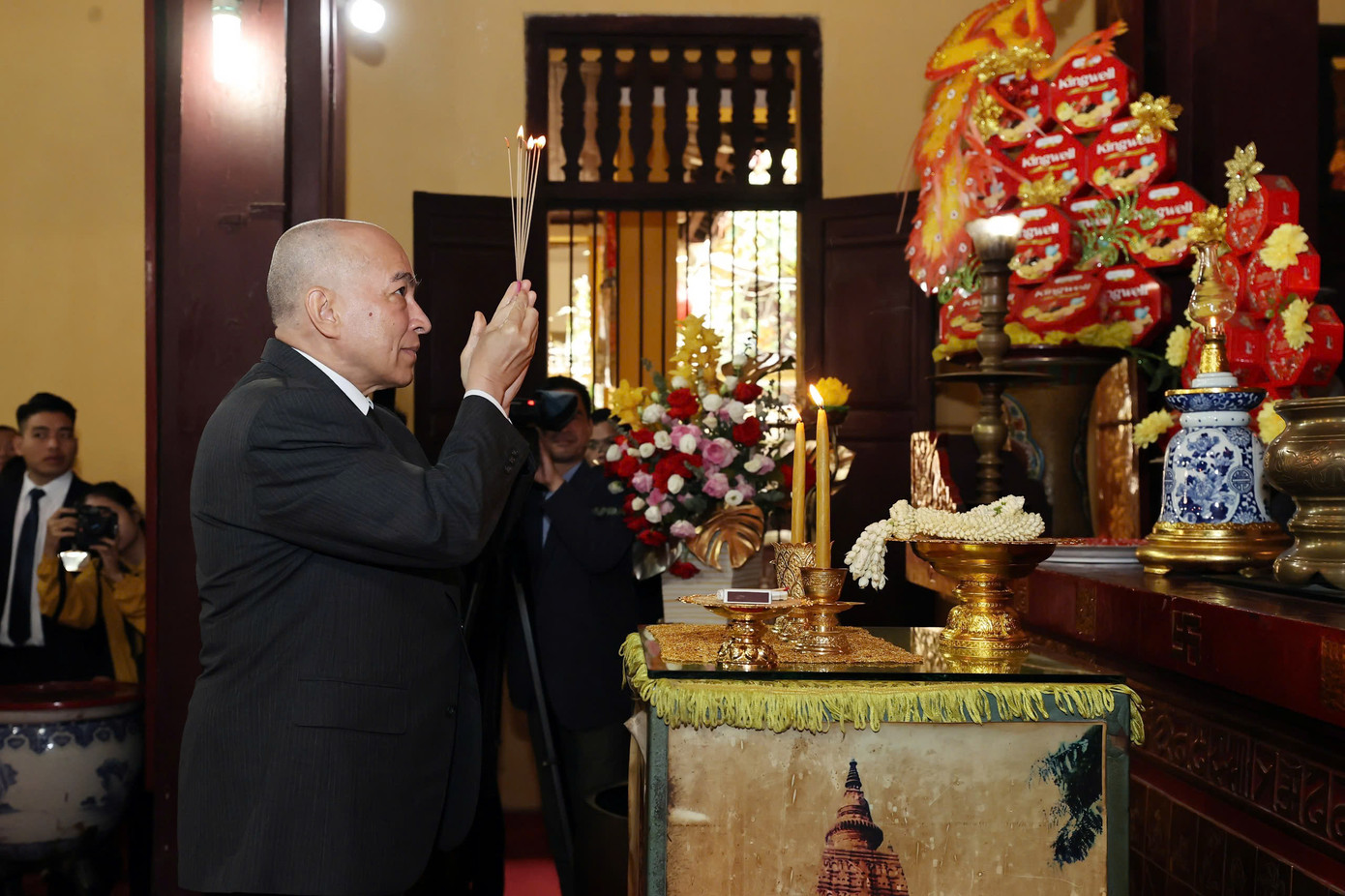 Quốc vương Campuchia Norodom Sihamoni dâng hương tại Chùa Quán Sứ. (Ảnh: Nhật Minh)