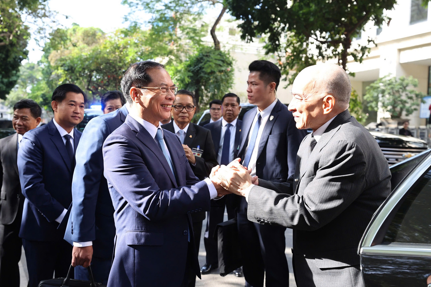 Phó Thủ tướng, Bộ trưởng Ngoại giao Bùi Thanh Sơn đón Quốc vương Campuchia Norodom Sihamoni đến thăm Chùa Quán Sứ. (Ảnh: Nhật Minh)