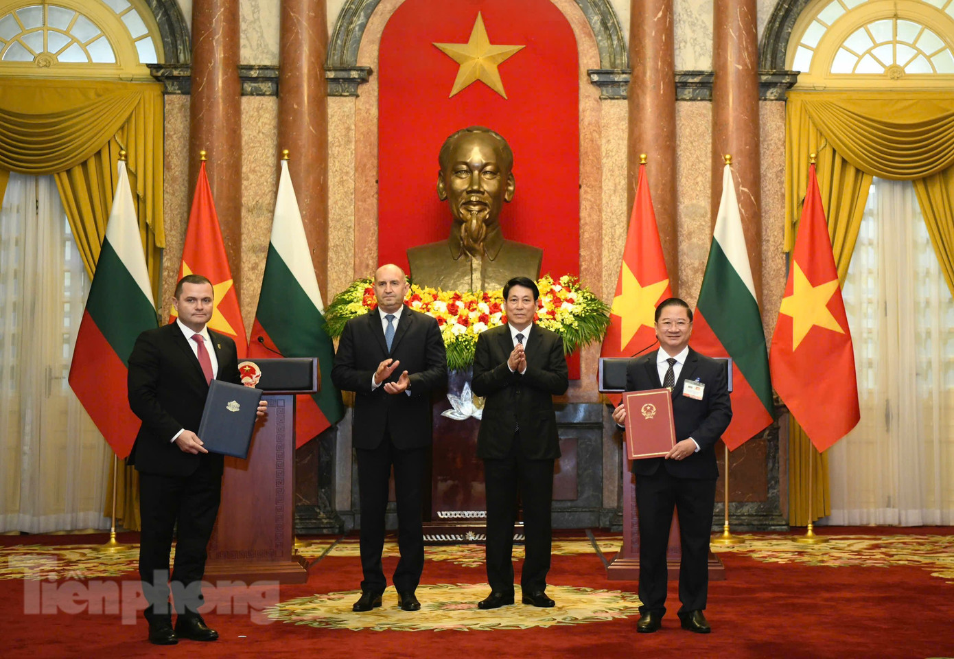 Hai nhà lãnh đạo chứng kiến lễ trao văn kiện ký kết trong dịp này. (Ảnh: Như Ý)