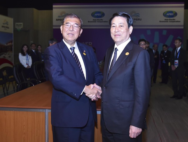 Chủ tịch nước Lương Cường và Thủ tướng Nhật Bản Ishiba Shigeru trong cuộc gặp ngày 16/11. (Ảnh: TTXVN)