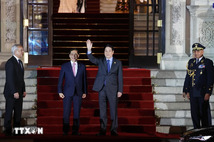 Chủ tịch nước Lương Cường và Phó Thủ tướng, Bộ trưởng Bộ Ngoại giao Bùi Thanh Sơn đến dự Tiệc chiêu đãi chính thức các nhà lãnh đạo APEC. (Ảnh: TTXVN)