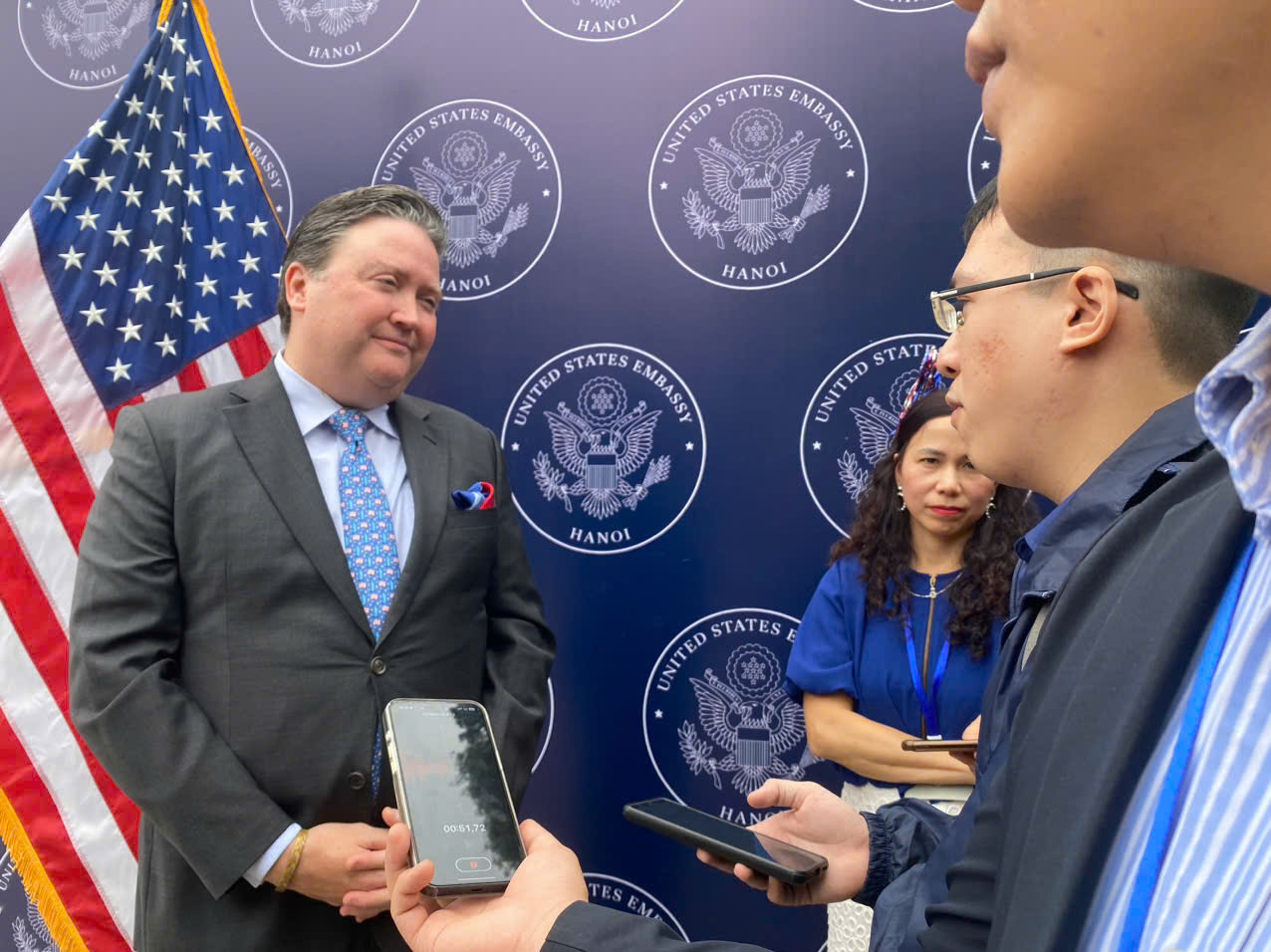 Đại sứ Mỹ tại Việt Nam Marc Knapper trao đổi với các phóng viên tại sự kiện. (Ảnh: Thu Loan)