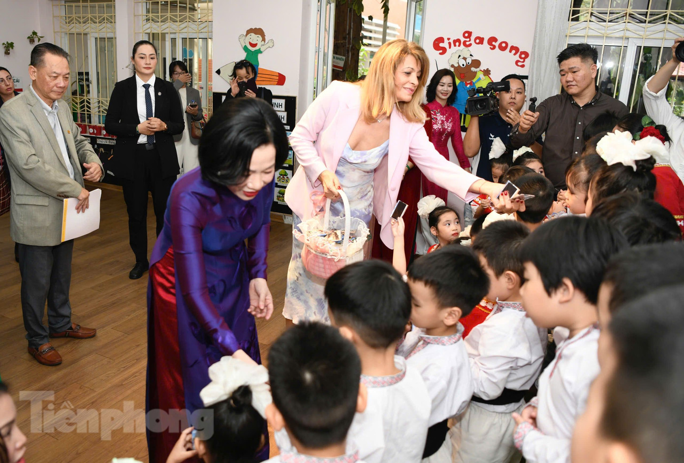 Hai Phu nhân tặng quà cho các bé. (Ảnh: Như Ý) Hai Phu nhân tặng quà cho các bé. (Ảnh: Như Ý)