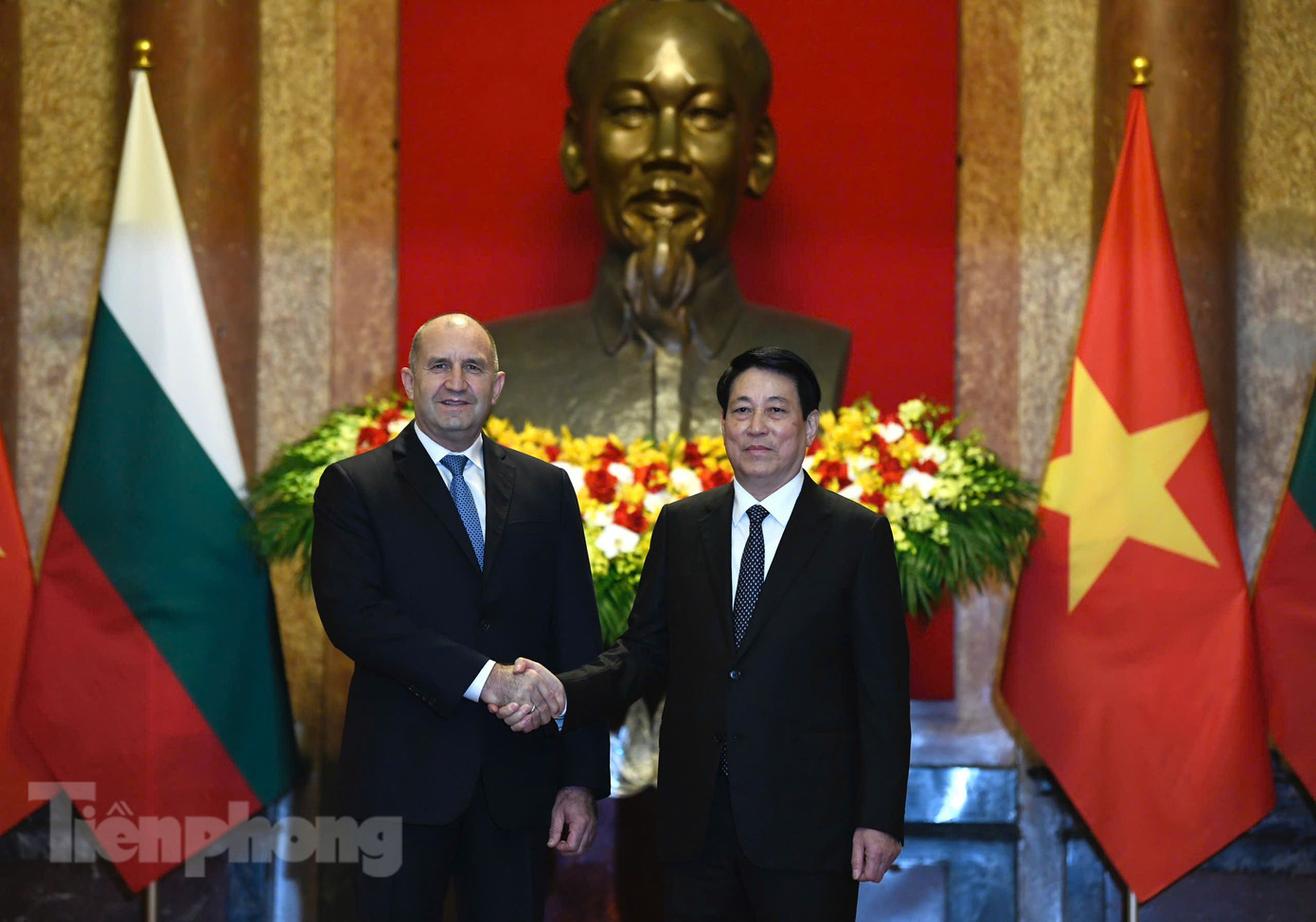 Chủ tịch nước Lương Cường và Tổng thống Bulgaria Rumen Radev chụp ảnh chung trước cuộc hội đàm ngày 25/11. (Ảnh: Như Ý)