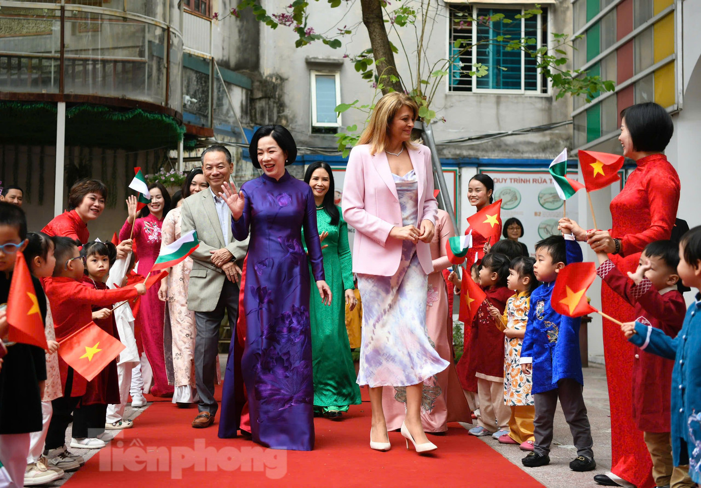 Hai Phu nhân được các cô trò Trường mầm non Việt - Bun chào đón. (Ảnh: Như Ý) Hai Phu nhân được các cô trò Trường mầm non Việt - Bun chào đón. (Ảnh: Như Ý)