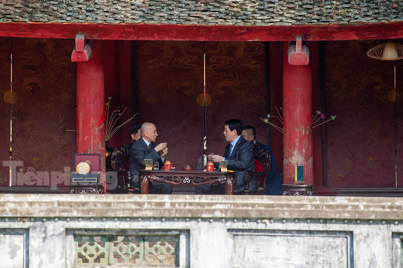 Chủ tịch nước Lương Cường và Quốc vương Campuchia Norodom Sihamoni thưởng trà và đàm đạo về trà trong Văn Miếu - Quốc Tử Giám ngày 29/11. (Ảnh: Như Ý)