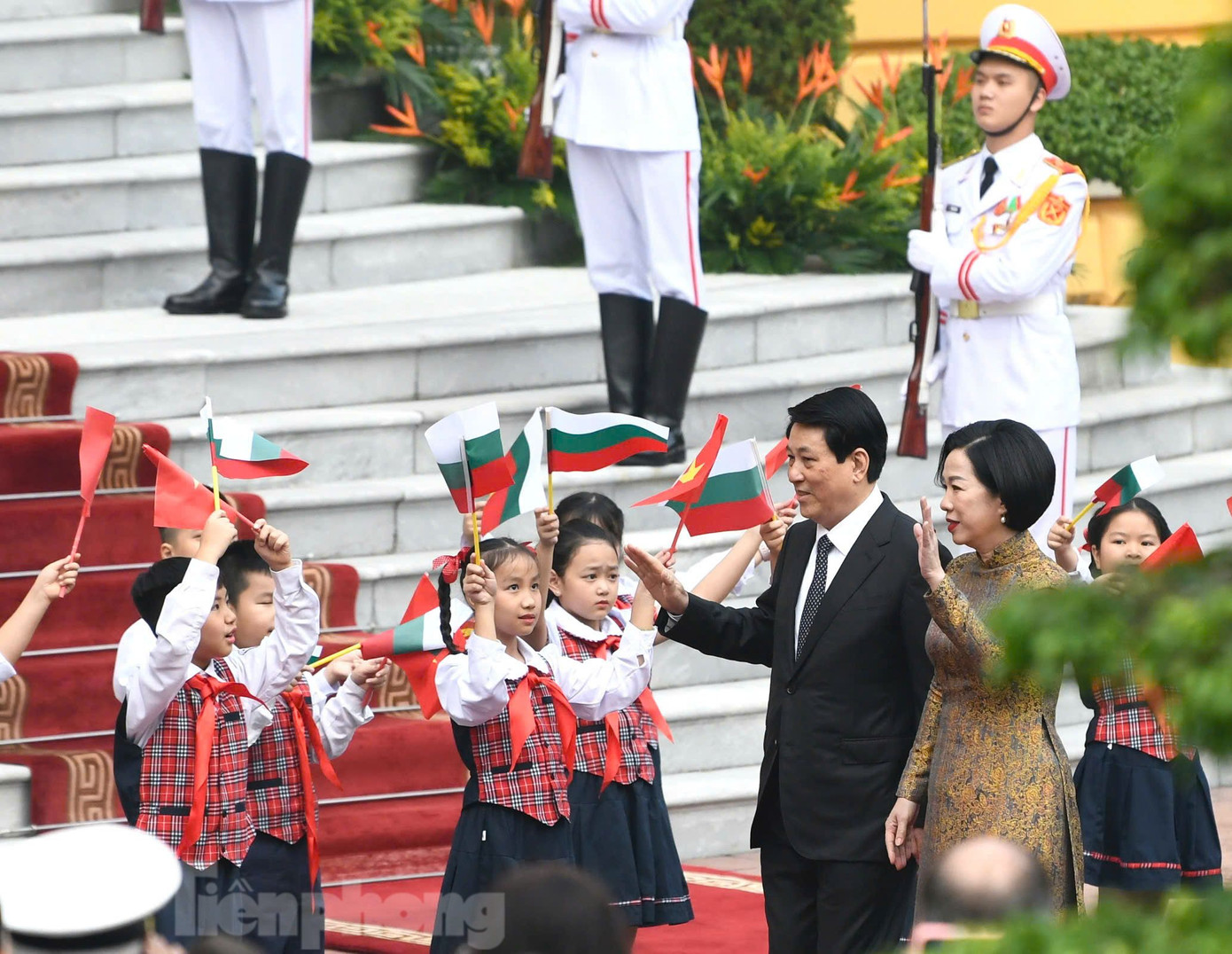 Chủ tịch nước Lương Cường và Phu nhân vẫy chào các em thiếu nhi. (Ảnh: Như Ý)