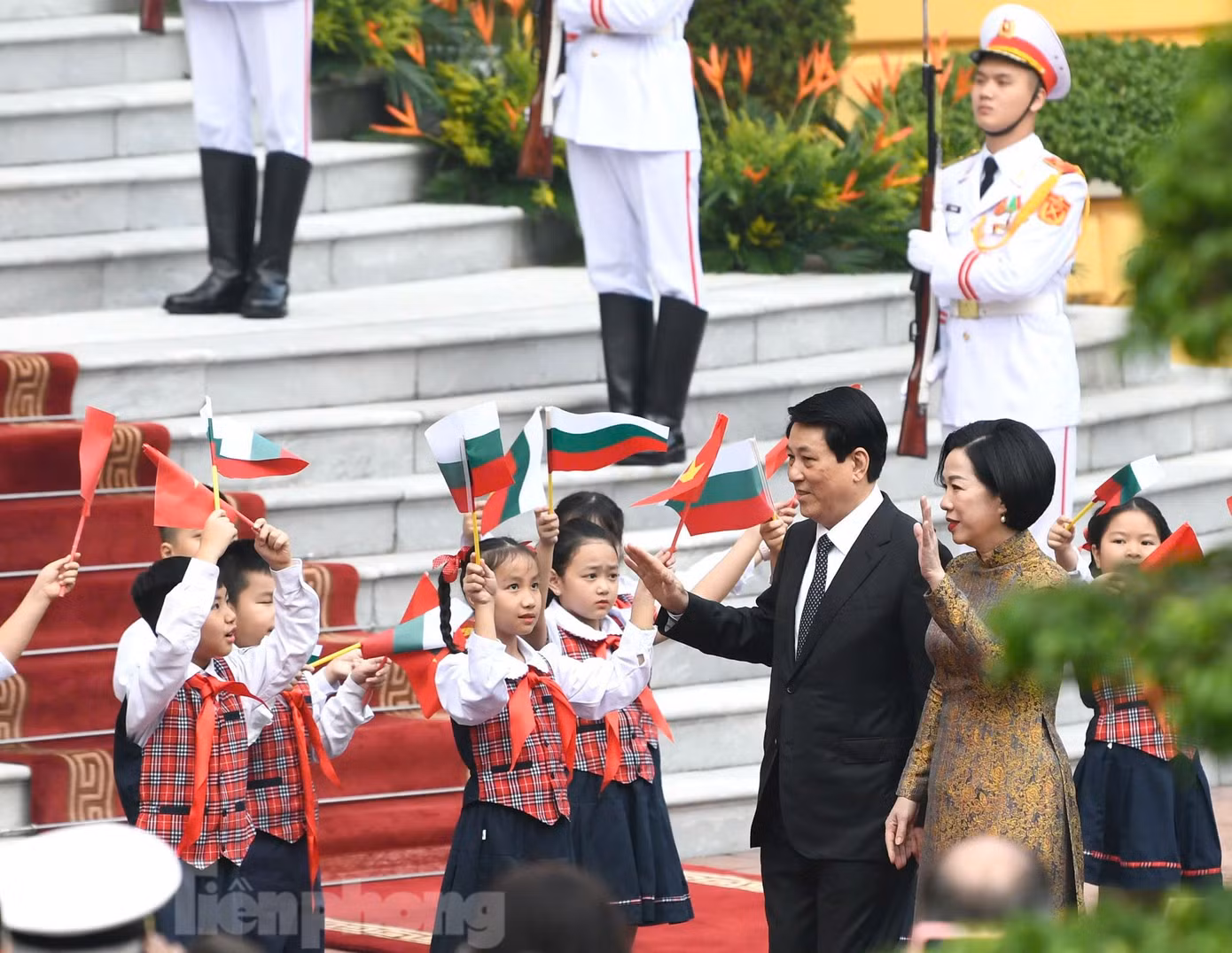 Chủ tịch nước Lương Cường và Phu nhân vẫy chào các em thiếu nhi. (Ảnh: Như Ý) Chủ tịch nước Lương Cường và Phu nhân vẫy chào các em thiếu nhi. (Ảnh: Như Ý)