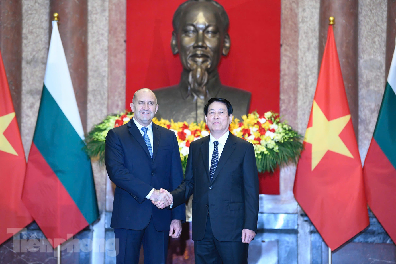 Chủ tịch nước Lương Cường và Tổng thống Bulgaria Rumen Radev chụp ảnh chung trước cuộc hội đàm. (Ảnh: Như Ý)